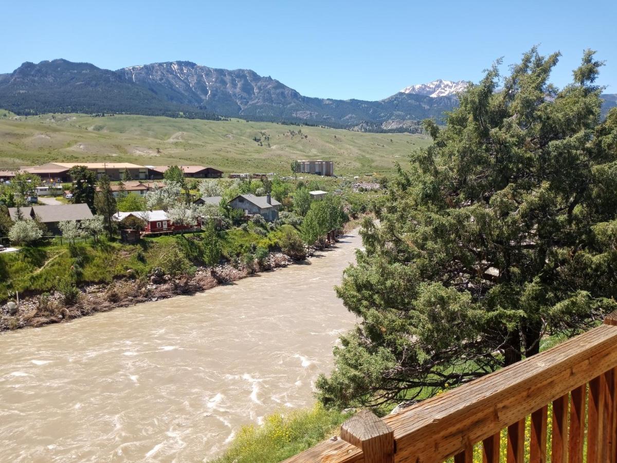 Yellowstone Riverside Cottages Gardiner Bagian luar foto